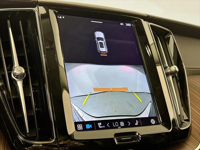 2023 Volvo XC60 B5 Ultimate Dark Theme