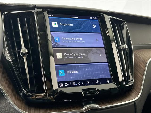 2023 Volvo XC60 B5 Ultimate Dark Theme