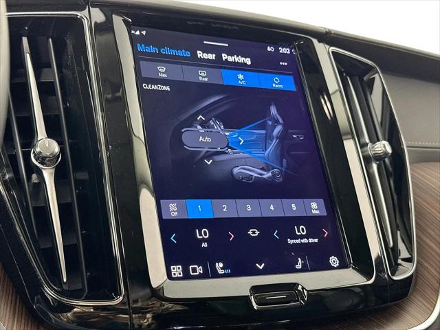 2023 Volvo XC60 B5 Ultimate Dark Theme