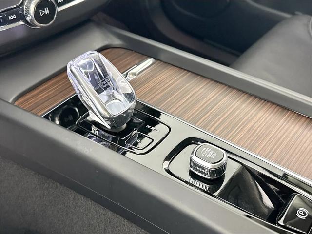 2023 Volvo XC60 B5 Ultimate Dark Theme