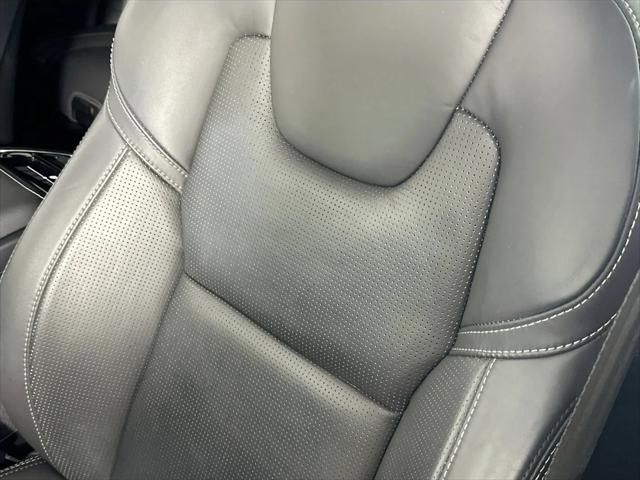 2023 Volvo XC60 B5 Ultimate Dark Theme