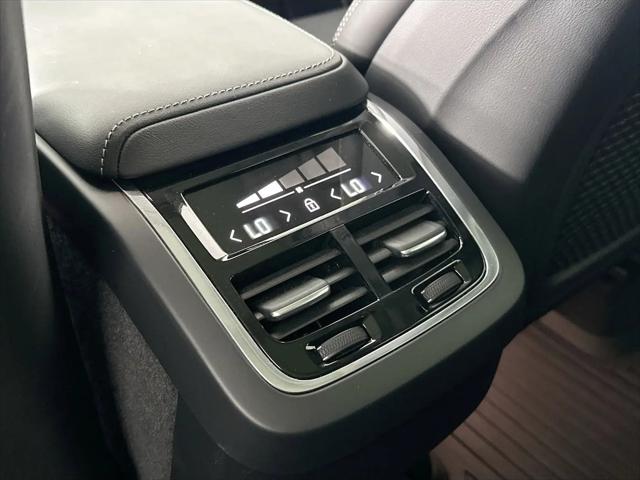 2023 Volvo XC60 B5 Ultimate Dark Theme