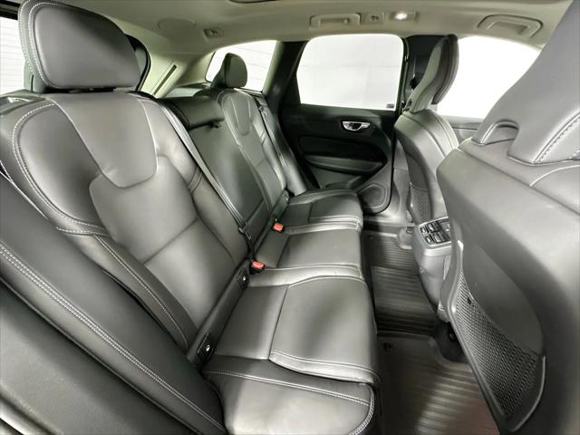 2023 Volvo XC60 B5 Ultimate Dark Theme