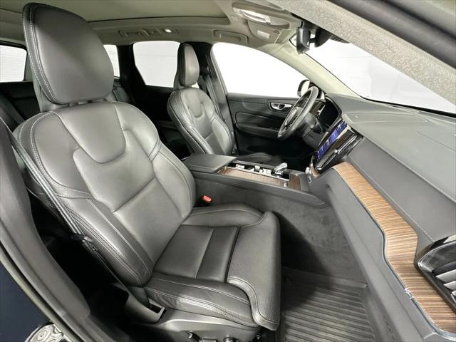 2023 Volvo XC60 B5 Ultimate Dark Theme