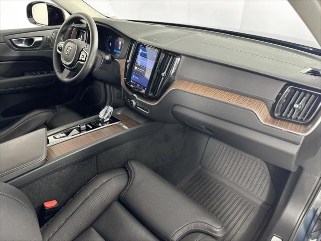 2023 Volvo XC60 B5 Ultimate Dark Theme
