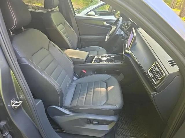 2025 Volkswagen Atlas Cross Sport 2.0T SEL R-Line Black