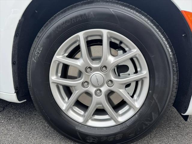 2027 Chrysler Pacifica Select