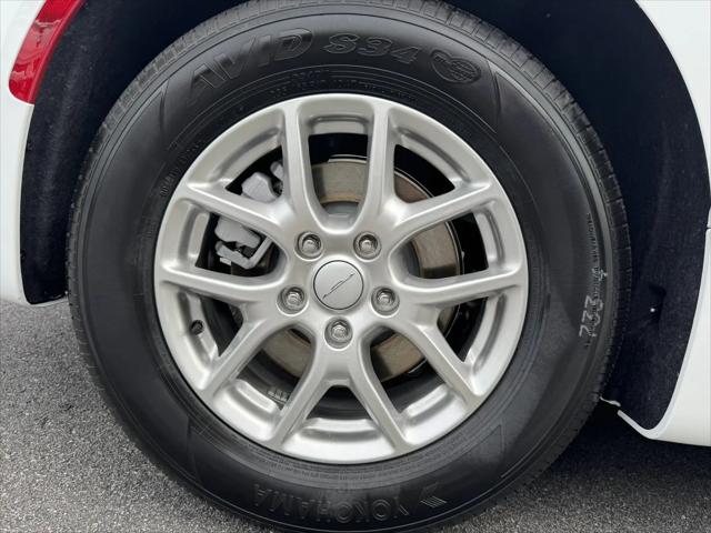 2027 Chrysler Pacifica Select