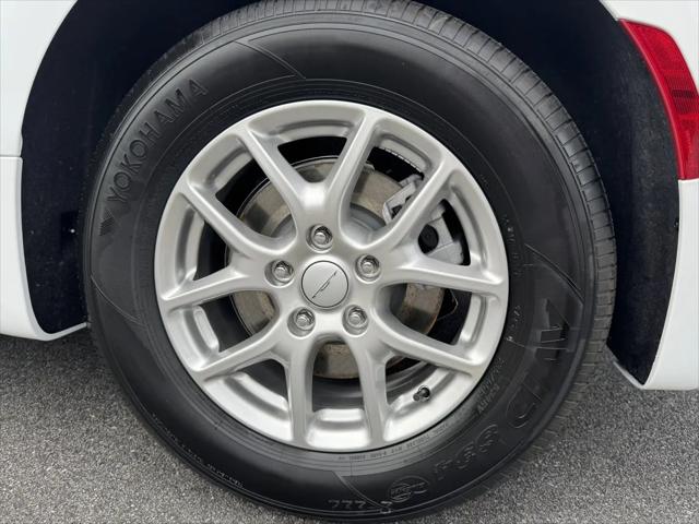 2027 Chrysler Pacifica Select