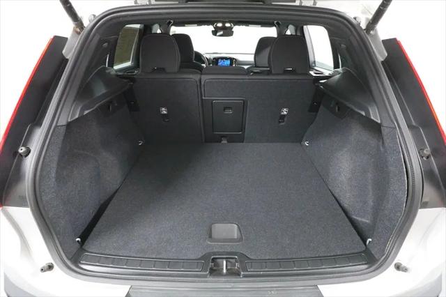 2025 Volvo XC40 B5 Core Bright Theme