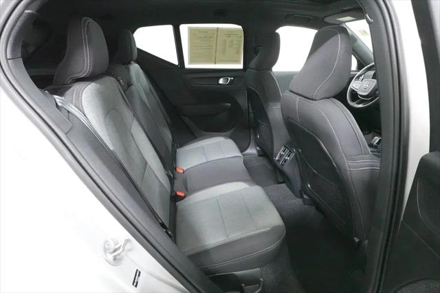 2025 Volvo XC40 B5 Core Bright Theme