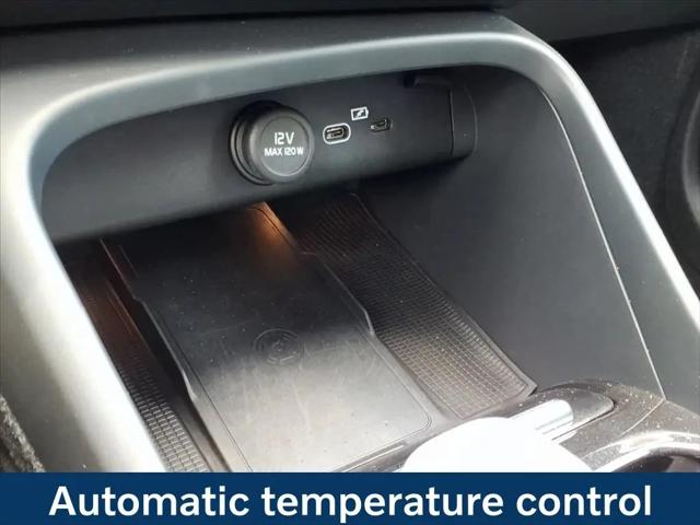2023 Volvo XC40 B5 Plus Bright Theme