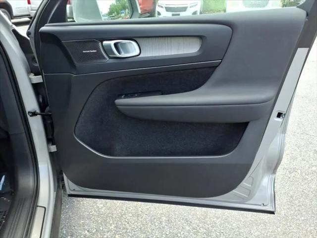 2023 Volvo XC40 B5 Plus Bright Theme