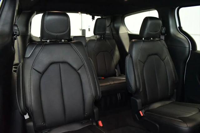 2027 Chrysler Pacifica Select