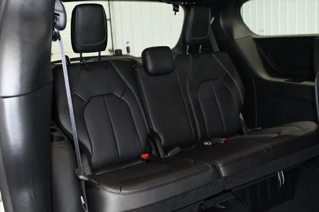 2027 Chrysler Pacifica Select
