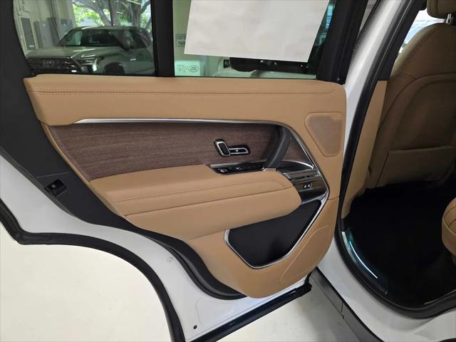2026 Land Rover Range Rover P550e SE