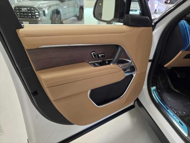 2026 Land Rover Range Rover P550e SE
