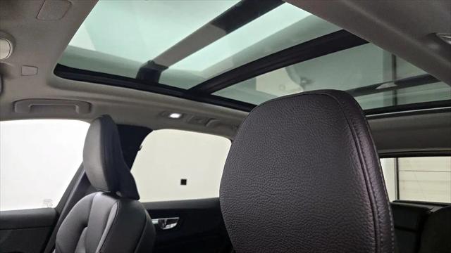 2023 Volvo XC60 B5 Plus Dark Theme