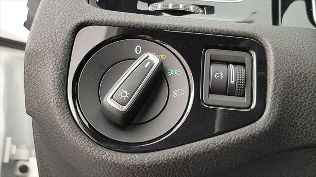 2019 Volkswagen Golf R 2.0T w/DCC & Navigation