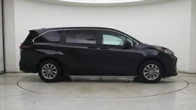 2025 Toyota Sienna LE