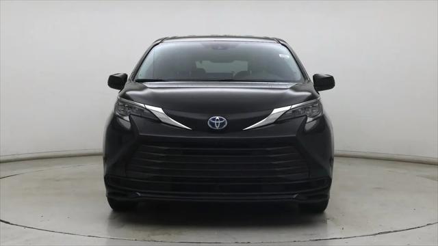 2025 Toyota Sienna LE