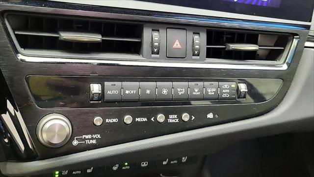 2022 Lexus ES 300h Luxury