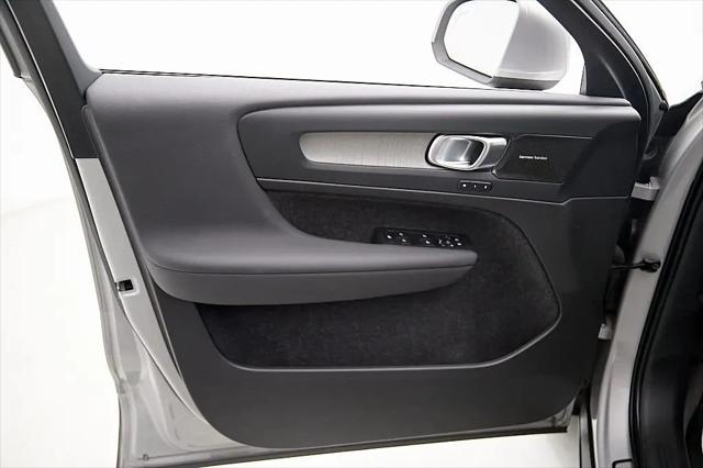 2023 Volvo XC40 B5 Ultimate Bright Theme