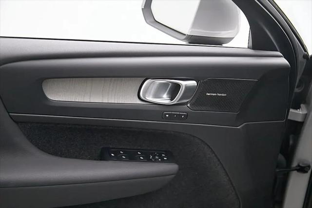 2023 Volvo XC40 B5 Ultimate Bright Theme