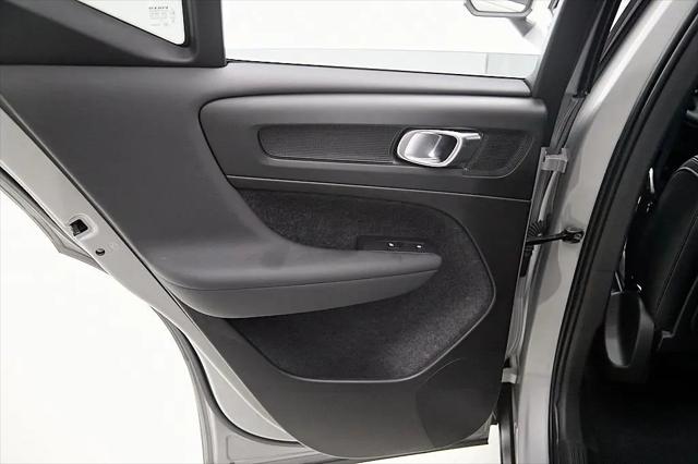 2023 Volvo XC40 B5 Ultimate Bright Theme