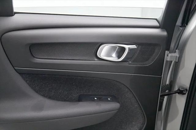2023 Volvo XC40 B5 Ultimate Bright Theme