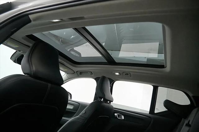 2023 Volvo XC40 B5 Ultimate Bright Theme