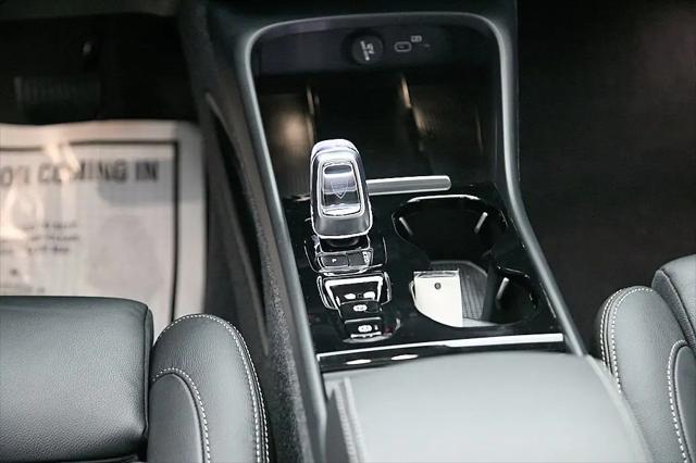 2023 Volvo XC40 B5 Ultimate Bright Theme