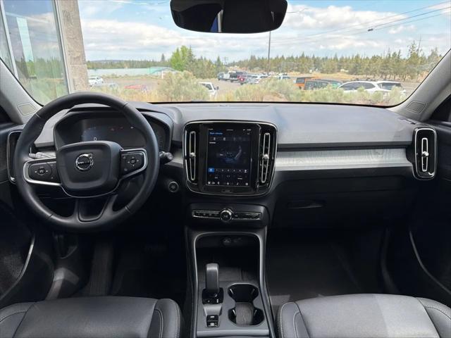 2025 Volvo XC40 B5 Core Bright Theme
