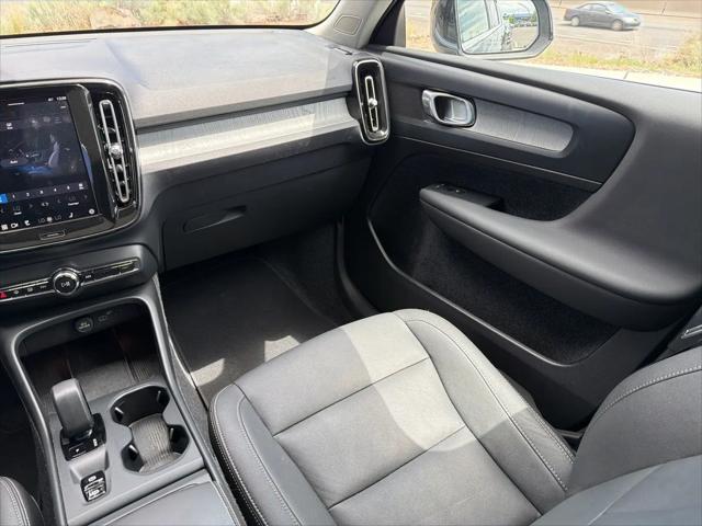 2025 Volvo XC40 B5 Core Bright Theme