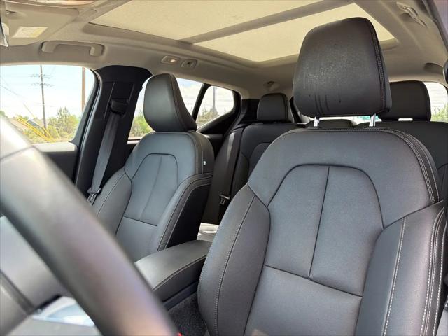 2025 Volvo XC40 B5 Core Bright Theme