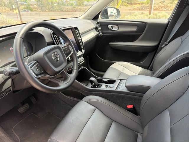 2025 Volvo XC40 B5 Core Bright Theme