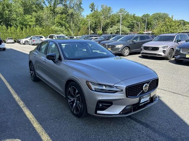 2023 Volvo S60 B5 Plus Dark Theme