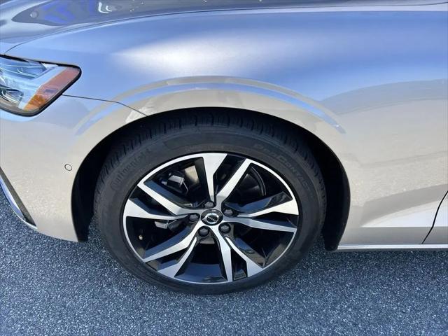 2023 Volvo S60 B5 Plus Dark Theme