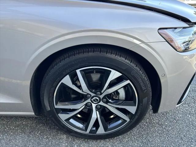 2023 Volvo S60 B5 Plus Dark Theme