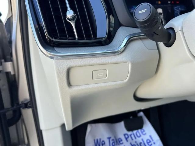 2023 Volvo S60 B5 Plus Dark Theme