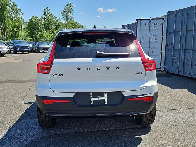 2026 Volvo XC40 Black Edition Ultra, B5 AWD Gas (mild hybrid)