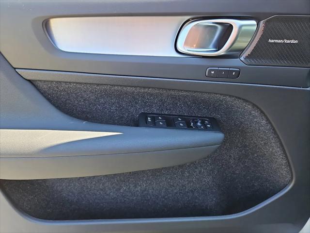 2026 Volvo XC40 Black Edition Ultra, B5 AWD Gas (mild hybrid)