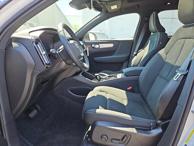 2026 Volvo XC40 Black Edition Ultra, B5 AWD Gas (mild hybrid)