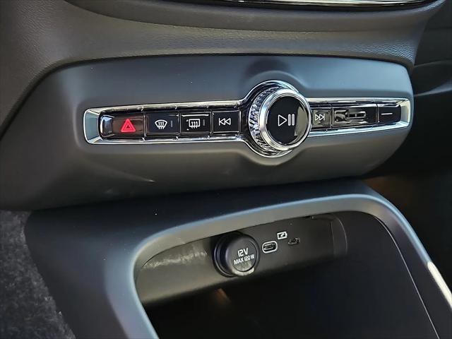 2026 Volvo XC40 Black Edition Ultra, B5 AWD Gas (mild hybrid)