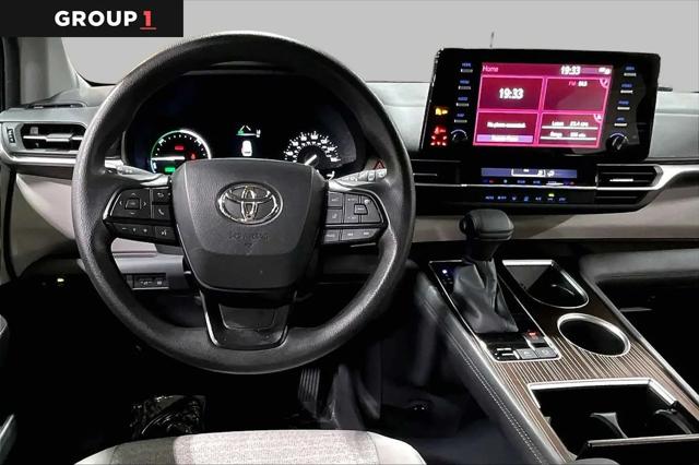 2023 Toyota Sienna LE