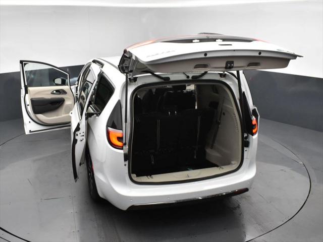 2024 Chrysler Pacifica Hybrid Select
