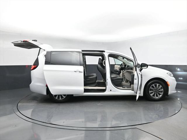 2024 Chrysler Pacifica Hybrid Select