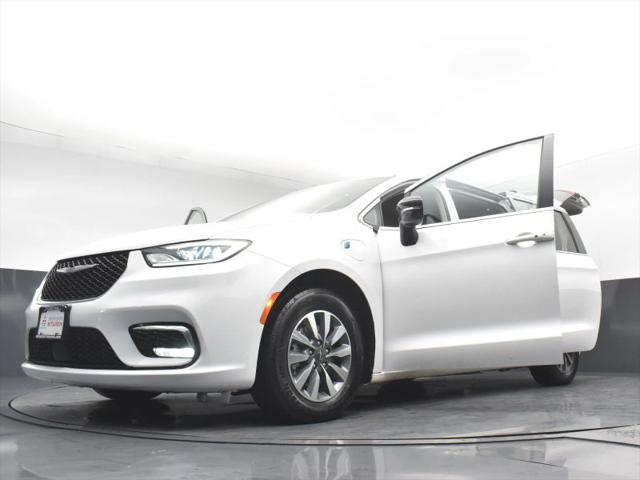 2024 Chrysler Pacifica Hybrid Select