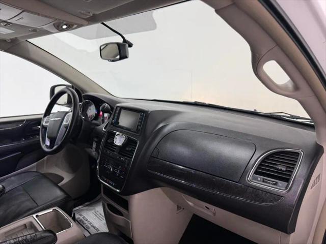 2016 Chrysler Town & Country Touring