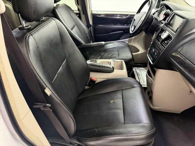 2016 Chrysler Town & Country Touring